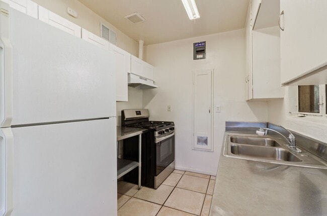 Building Photo - Classic Tucson Bungalo located just blocks away from University of Arizona Campus!