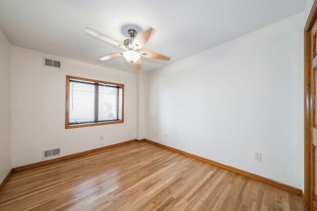 Building Photo - 422 Monroe St