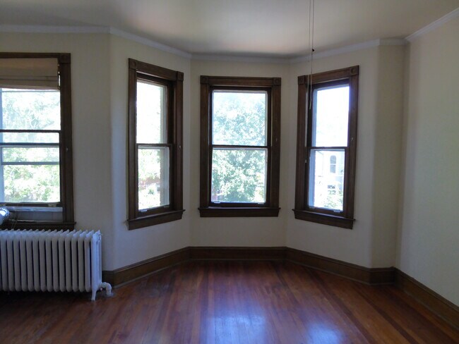 Building Photo - 218 9th St NE