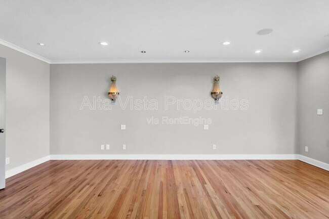 Building Photo - 5940 La Jolla Mesa Dr
