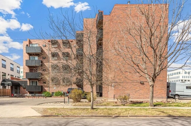 Building Photo - Cool 1 bedroom Condo in Uptown Medical Dis...