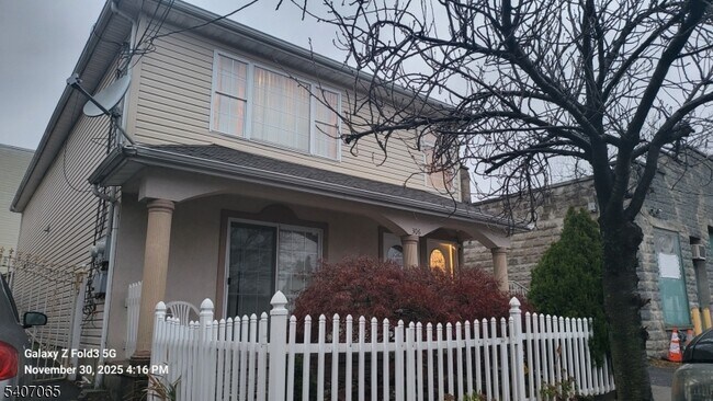 Building Photo - 306 1st St