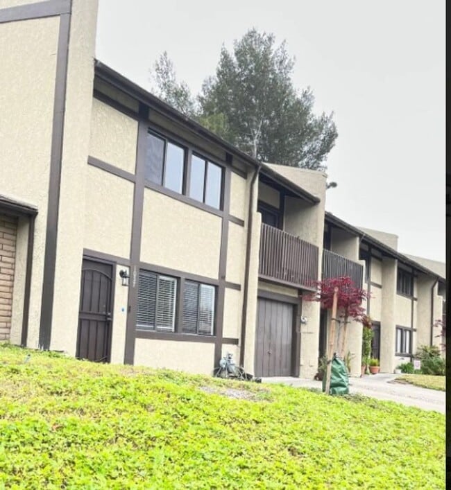 Building Photo - Charming 2-Bed, 2.5-Bath Townhouse in Arro...