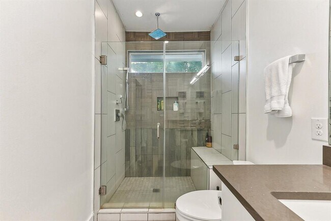 Building Photo - 2313 Oak Crest Ave