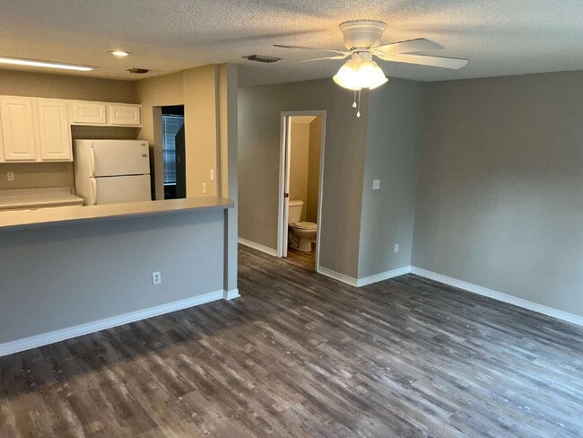 Building Photo - "Charming 2-Bed Townhouse in Fort Walton B...