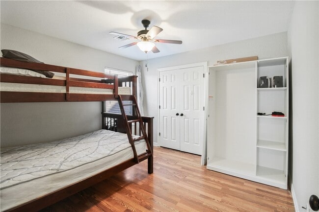 Building Photo - 4 NE Dawn Hills Dr