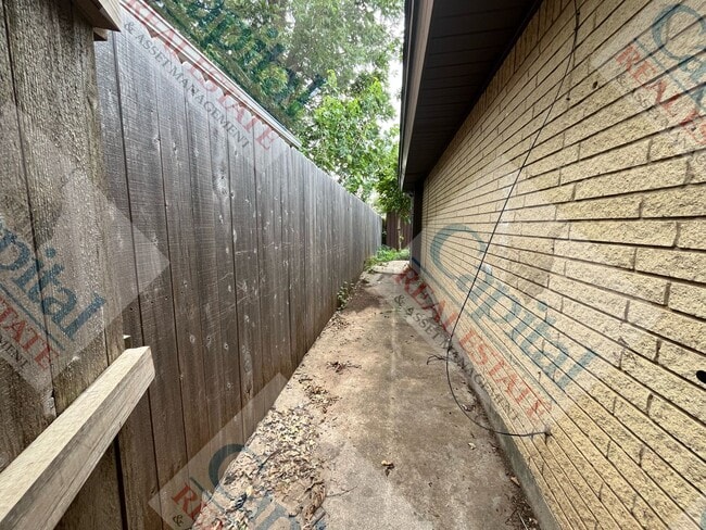 Building Photo - Spacious 2 Bedroom W/ Bonus Room