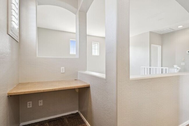 Building Photo - Beautiful 5 Bedroom 3 Bath home