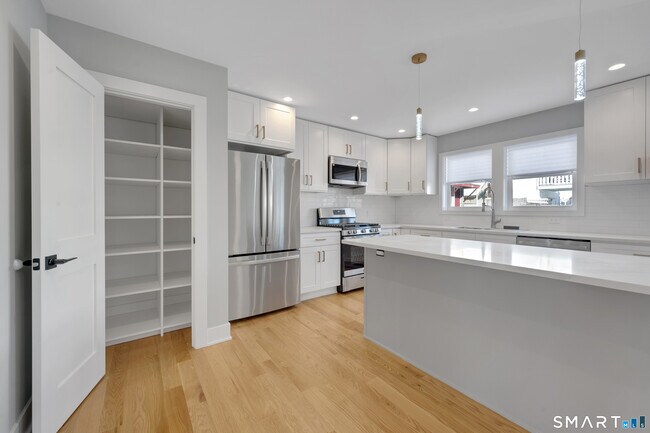 Building Photo - 20 Bouton St