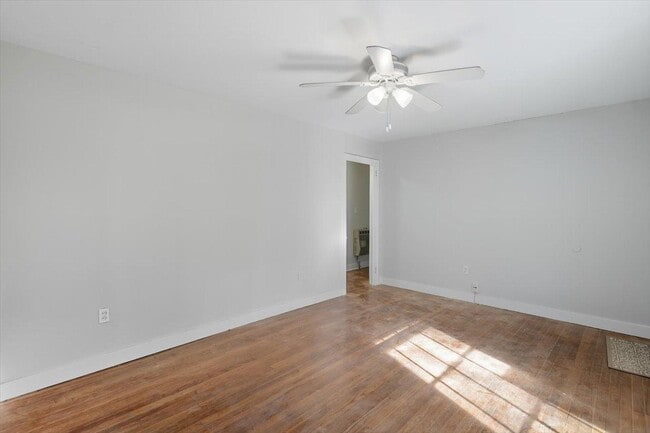Building Photo - 211 W Lakeview Dr