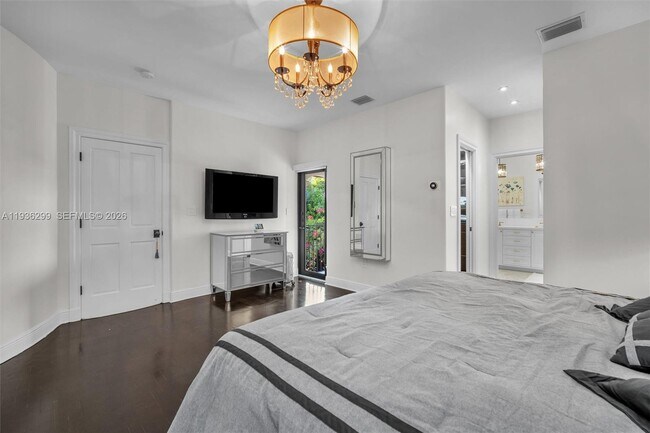 Building Photo - 627 Alcazar Ave