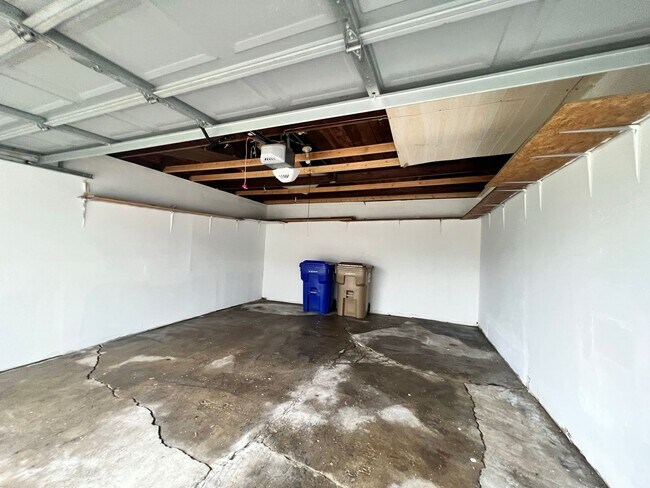 Building Photo - Two-bedroom single family home ranch!