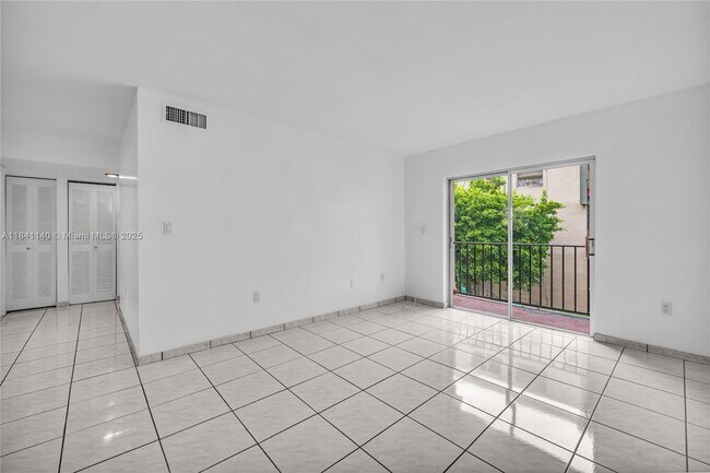 Building Photo - 325 NW 72nd Ave