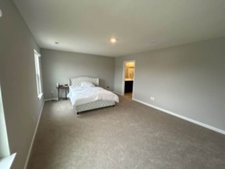 Building Photo - 1663 Fairmount Dr