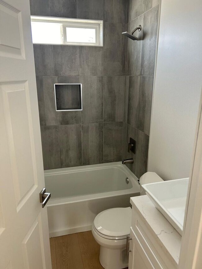 Building Photo - Stunning 3 Bedroom 2 Bathroom House for Re...