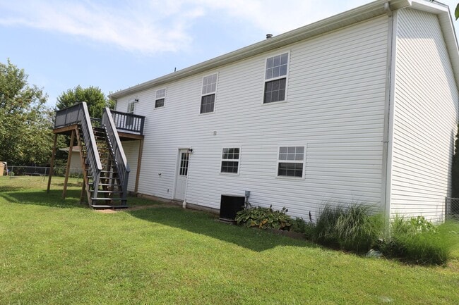 Building Photo - 4 bedroom..3 bath split level home for ren...