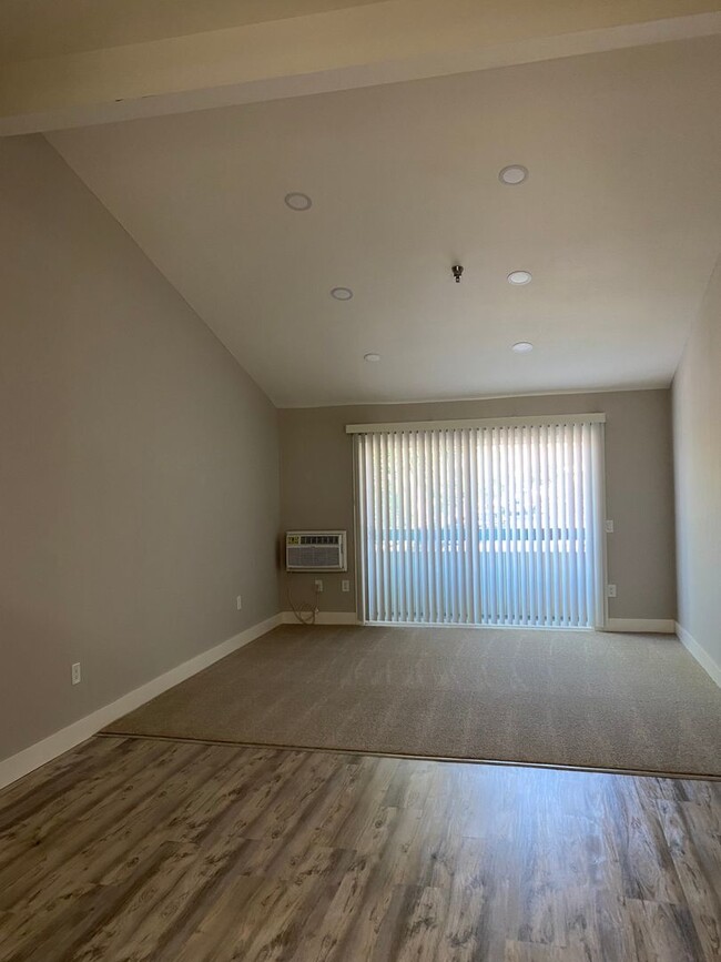 Building Photo - Centrally located 2 bed, 1 bath gated apar...