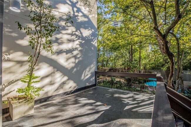 Building Photo - 45 Briar Hollow Ln