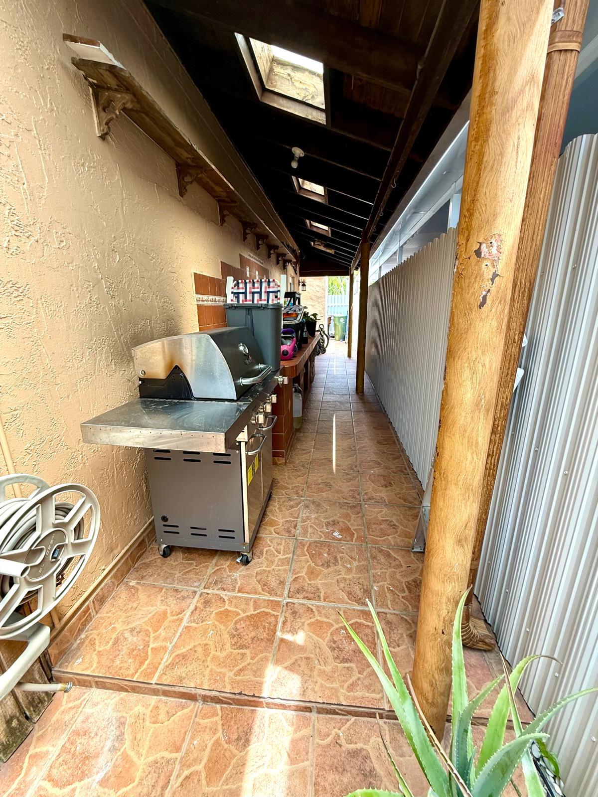 Built in kitchen and sink - 828 W 38th Ter