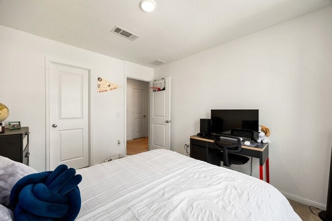 Building Photo - 25927 Chicory Dr