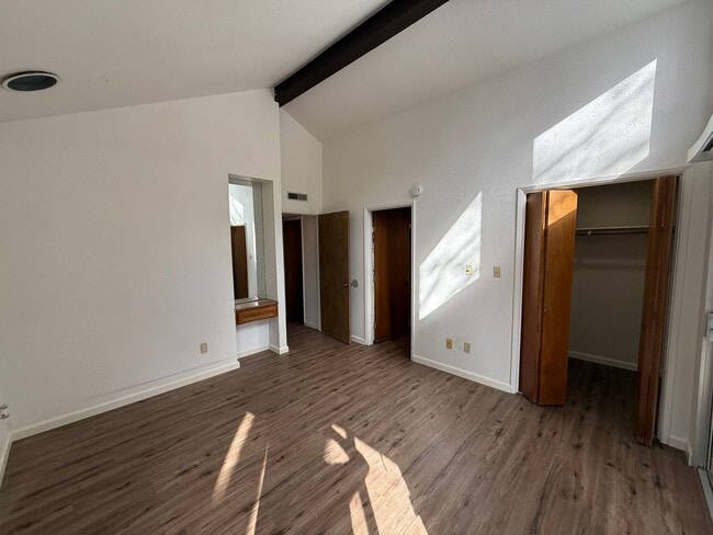 Building Photo - Executive 2-bedroom condo in gated community!