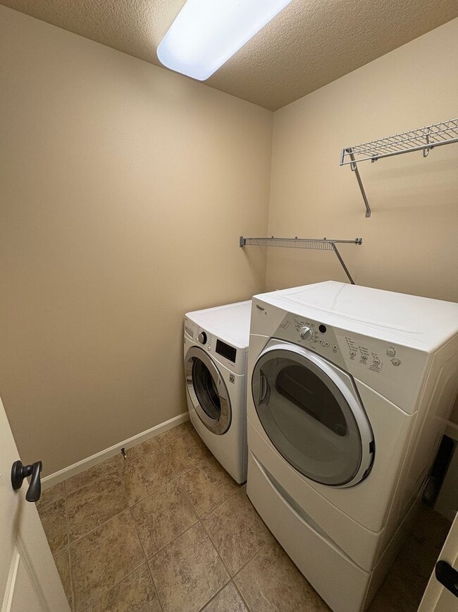 Building Photo - Beautiful 3 Bed/2.5 Bath Townhome in SE Be...