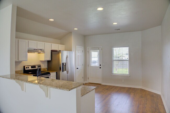 Building Photo - Coming Soon! 3 bed/2 bath!