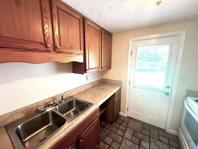 Building Photo - 3039 Headland Ave