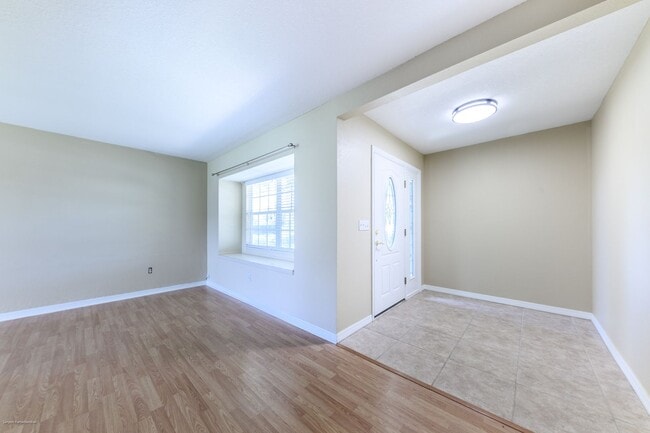 Building Photo - price drop!! PET FRIENDLY- WATERFRONT- SPACIOUS- CENTRAL LOCATION