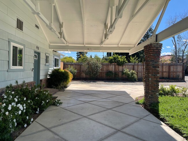 Building Photo - Beautiful Mid Century 3 Bedroom 3.5 Bathro...