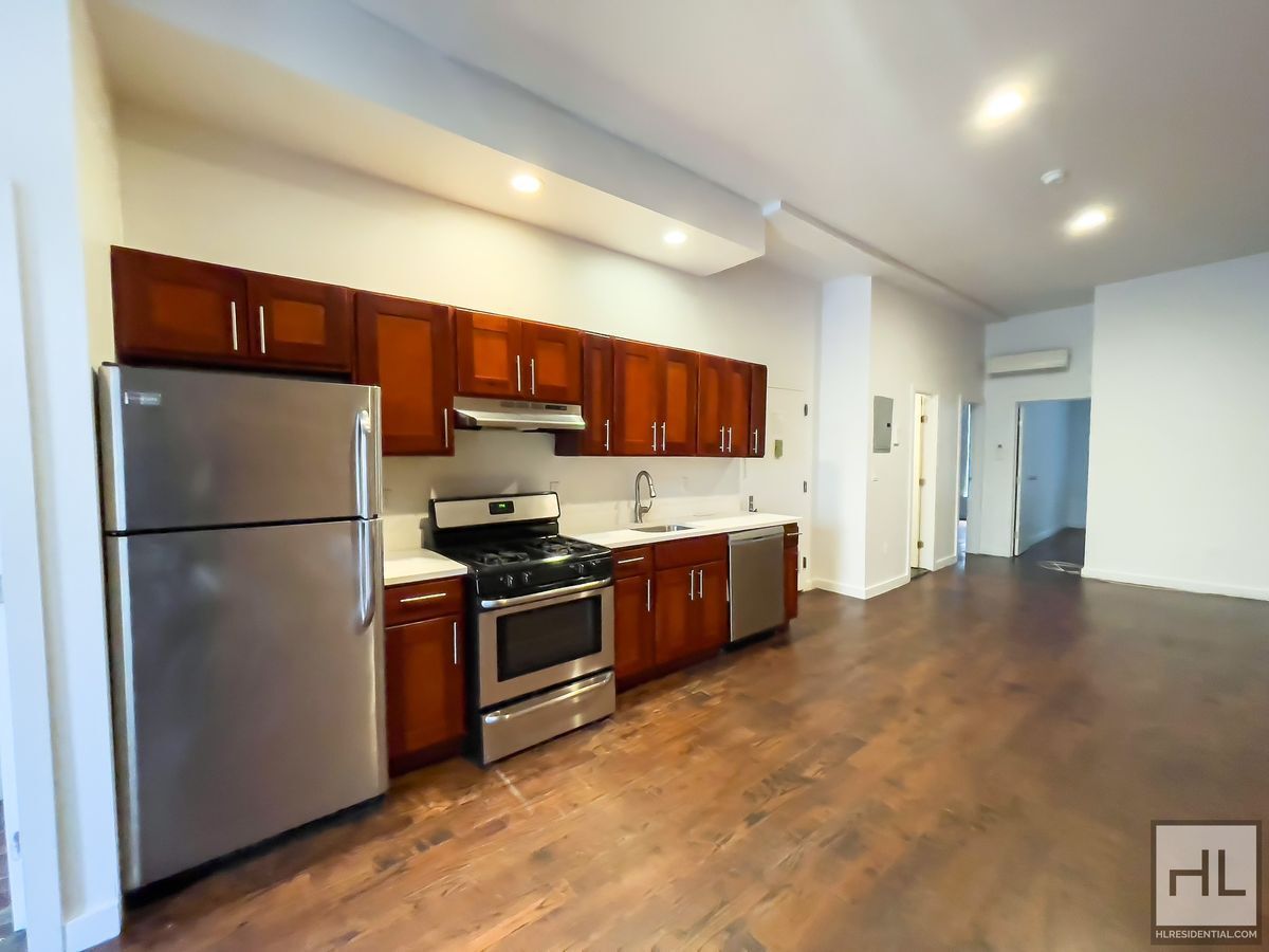 Building Photo - TOMPKINS AVENUE / Spacious 4-Bed 1-Bath