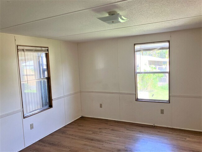 Building Photo - Clean & Quiet (2BR/1BA) Single Wide Traile...
