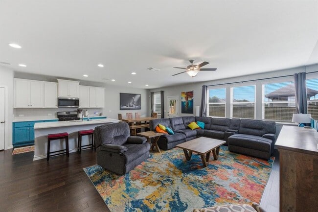 Building Photo - 2009 Los Olivios Wy