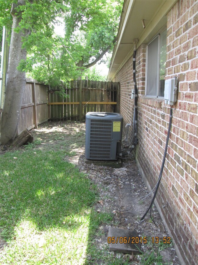Building Photo - 10806 Lynbrook Dr