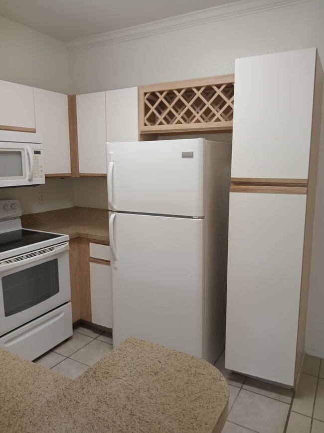 Building Photo - $500 OFF FIRST MONTH FOR THIS 2 BEDROOM 1 ...