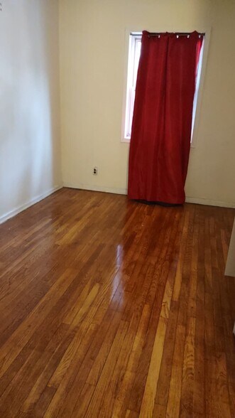 Building Photo - 944 E 103rd St