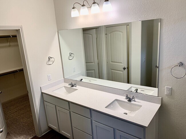 Building Photo - Beautiful 4 bedroom 3 bathroom home in Pfl...