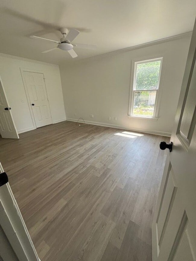 Building Photo - Two-Story Cape Cod- 3 Bed 2 Bath Greensbor...