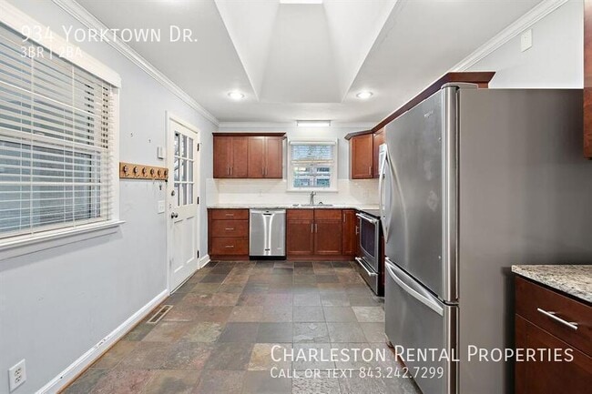 Building Photo - 934 Yorktown Dr