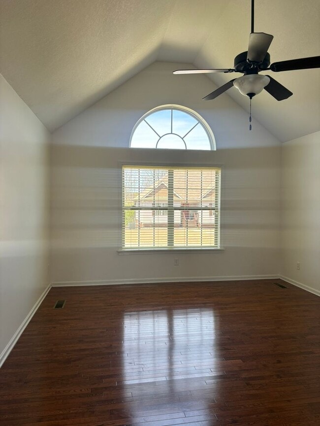 Building Photo - 4 Bedroom 3 Bath House