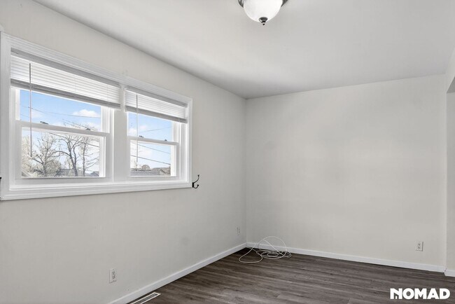 Building Photo - Charming 2BR Duplex in West Haven