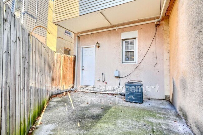 Building Photo - 1122 Scott St