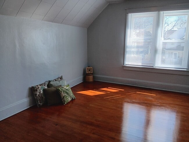 Building Photo - 344 1st St