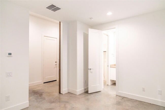 Building Photo - 5869 E Post Oak Ln