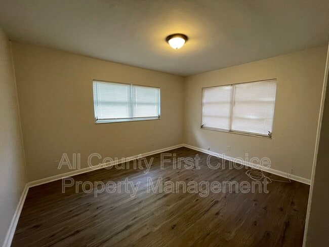 Building Photo - 1111 James Ave S