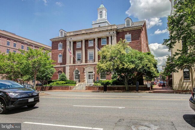 Building Photo - 906 S Washington St