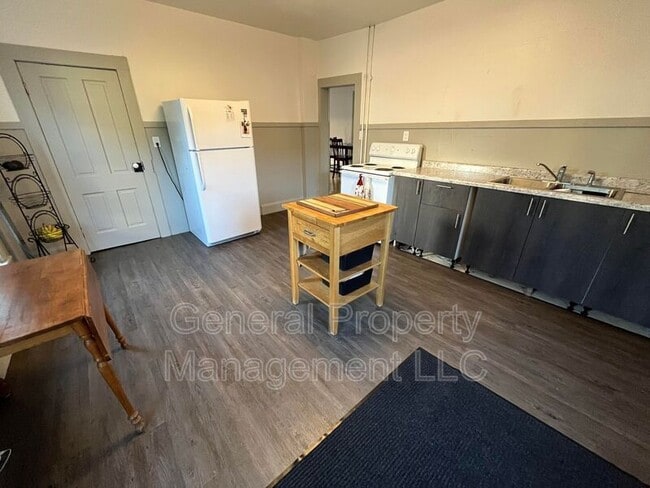 Building Photo - 4 bed 1.5 Bath near UWEC! Available June 1st