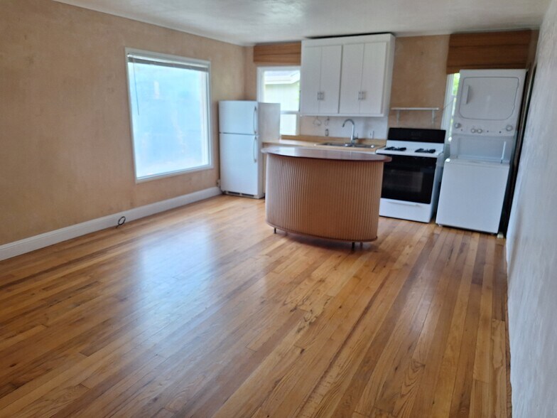 Building Photo - 633 Trevethan Ave