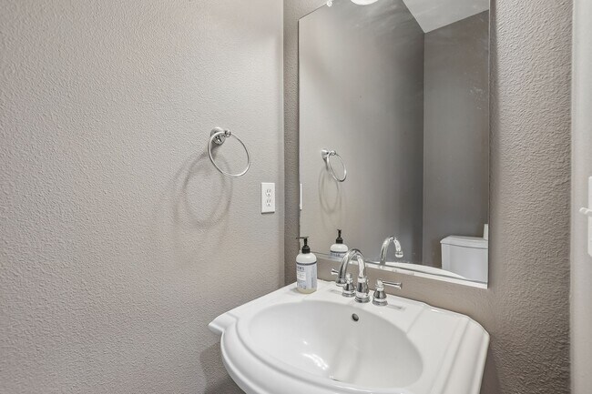 Building Photo - Dual-Suite 2BR/2.5BA Townhome-Style Condo — Gas Fireplace, Balcony & Attached Garage | Heron Cree...