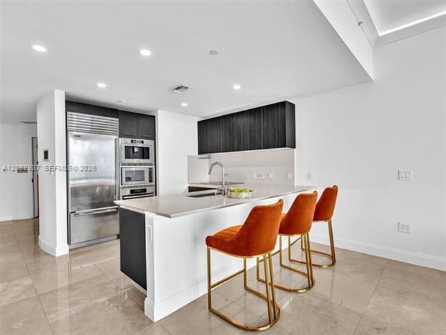 Building Photo - 17001 Collins Ave